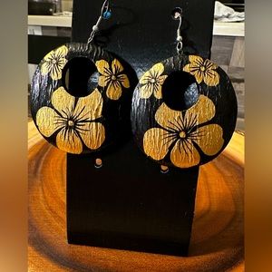 VINTAGE 💕wood earrings 2 for $15!💕 hand painted hibiscus wood earrings